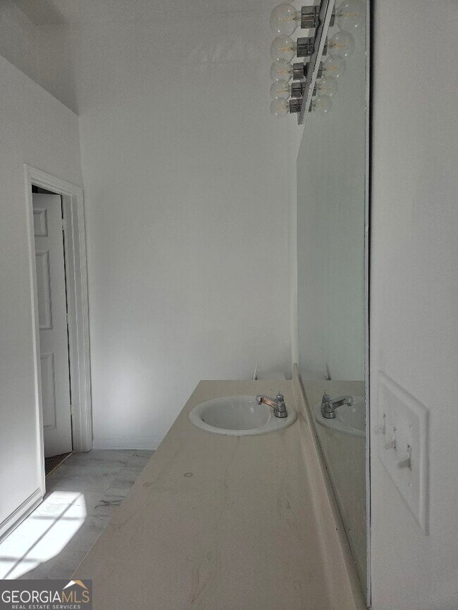 Building Photo - 7146 Ravenwood Ln