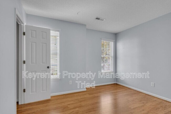 Building Photo - 3391 Valley Crossing Dr