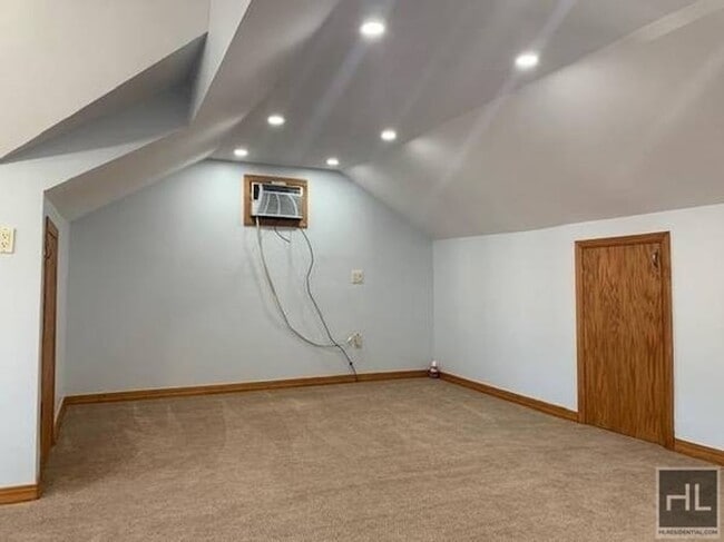 Building Photo - Spacious 3-Bedroom Apartment – Hardwood Fl...