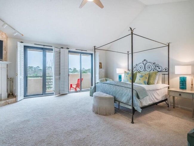 Building Photo - Beautiful Spinnakers Reach Condo