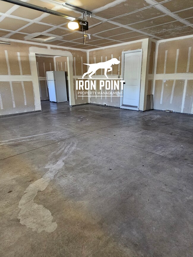 Building Photo - 3bed/2bath w/3 car garage, upstairs bonus room, vaulted ceilings, & fenced yard.