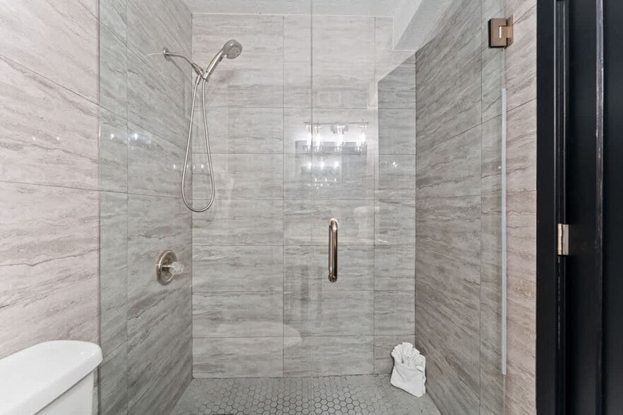 Building Photo - 8743 Thomas Dr