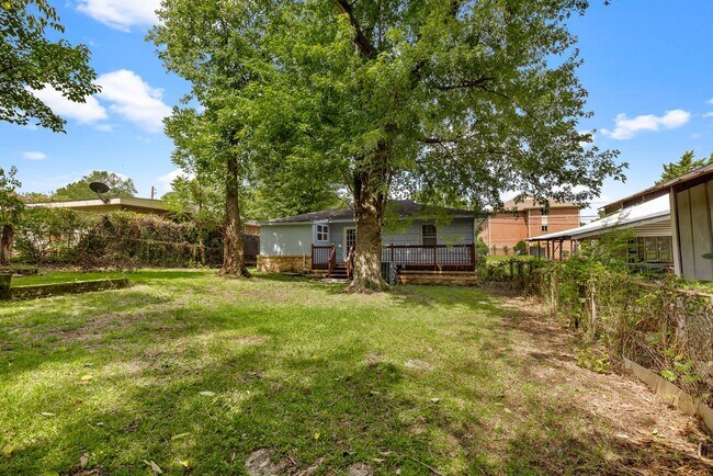 Building Photo - Spacious beautiful 4-bedroom 1 bath home