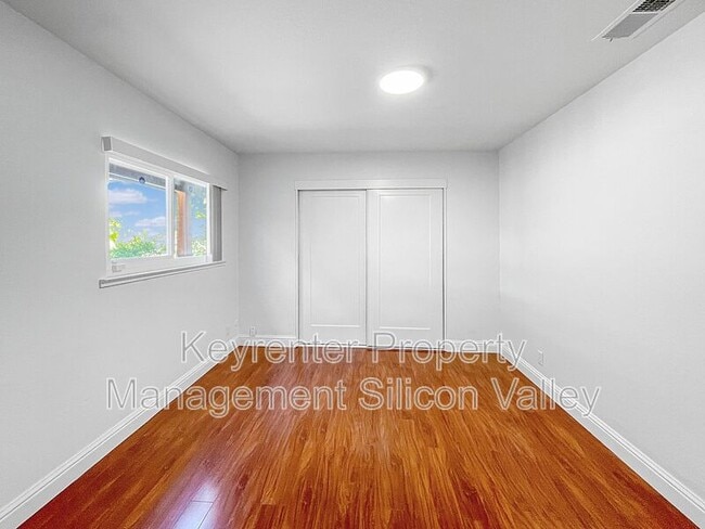 Building Photo - 1718 Vista Glen Dr