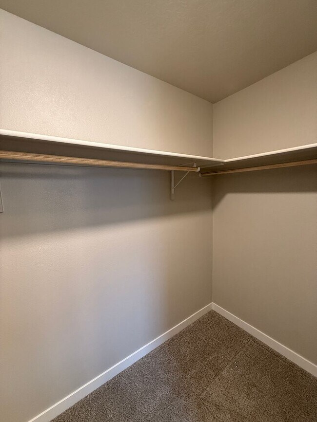 Building Photo - 10336 Rockaway Ridge St