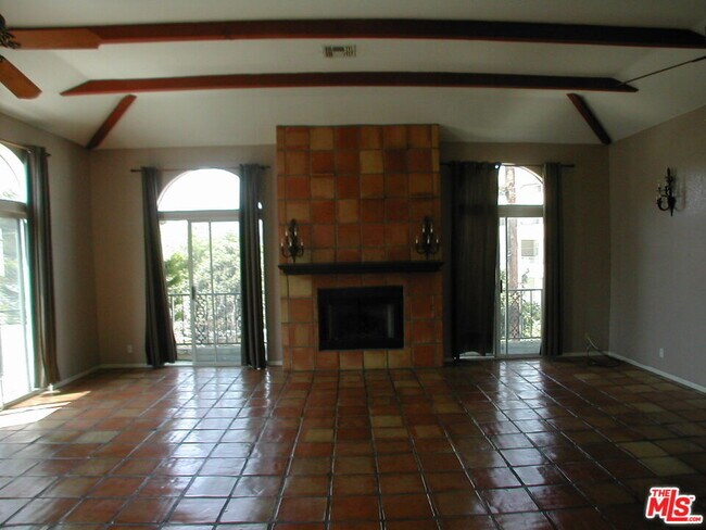 Primary Photo - 522 N Edinburgh Ave