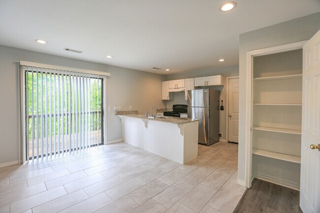 Building Photo - 602 Camellia Dr