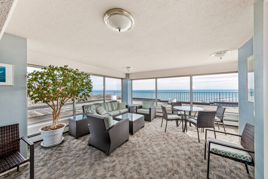 Solarium / party room - 1919 N Summit Ave