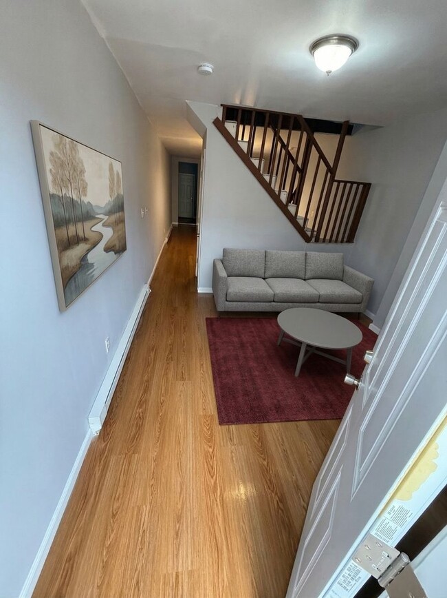Building Photo - Three Bedroom One Bathroom Ready For ASAP Move In