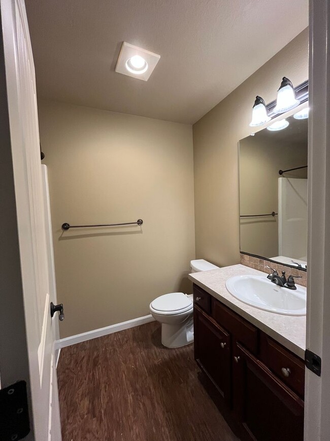 Building Photo - Move in Special $600 Off First Months-  Brand New Carpet & Freshly Painted