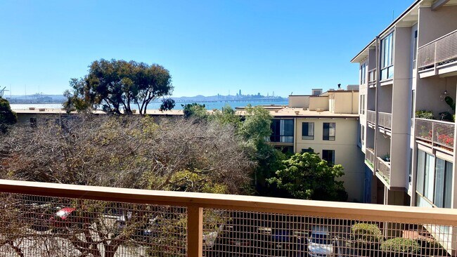 Building Photo - Breathtaking Views of SF & Bay Bridge from this Top Floor unit