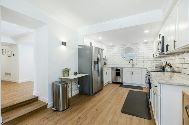 Building Photo - 1820 W 38th St