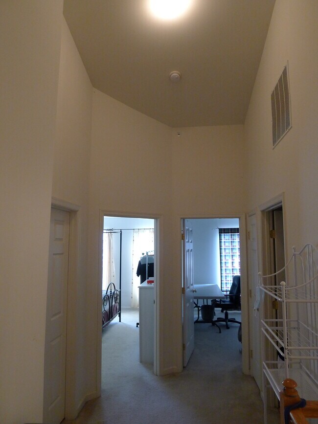 Building Photo - 553 Mockingbird Way