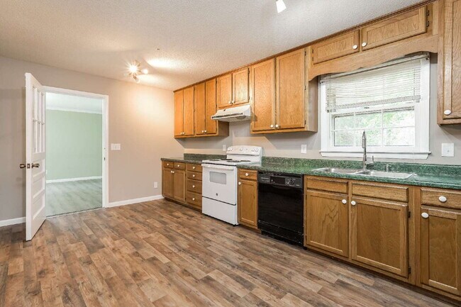 Building Photo - 3-Bed Plus 2 Bonus Rooms with Large Yard!