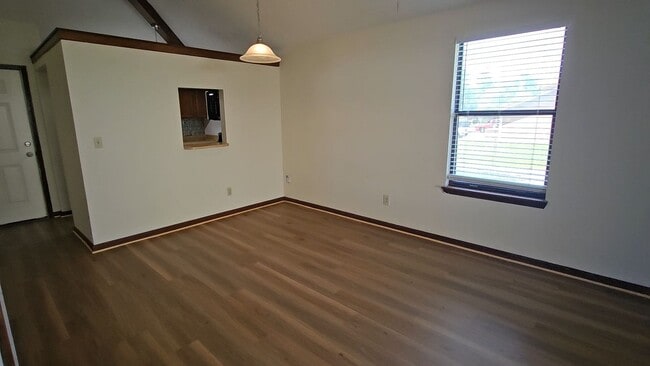 Building Photo - $1195 - 2/2 -Jefferson Square - Updated Unit!