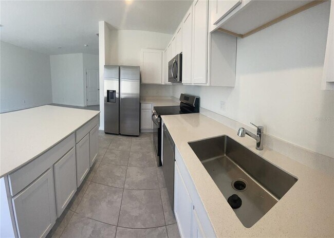 Building Photo - 2440 Skyline Lp