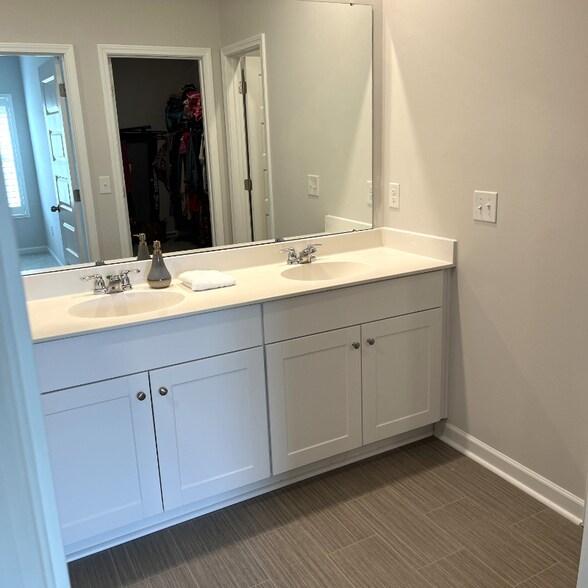 Building Photo - 8160 Forest Edge Dr