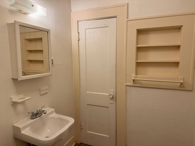 Building Photo - 1818 Collins Ave