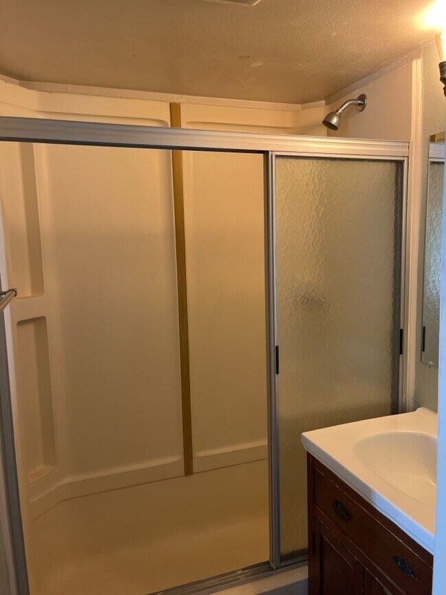 Building Photo - STUDENTS WELCOME! Spacious Ranch Home Across from City Park!