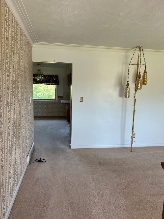 Building Photo - Charming 4-Bed, 1.5-Bath Home on the Outsk...