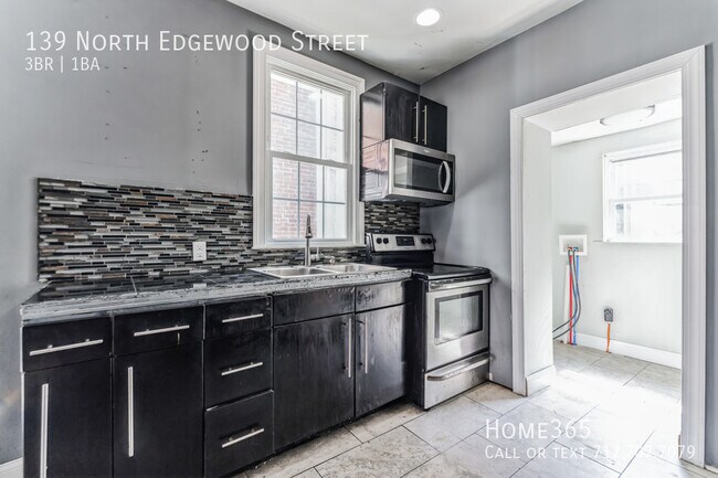 Building Photo - 3 Bedroom, 1.5 Bathroom Home Available Now!