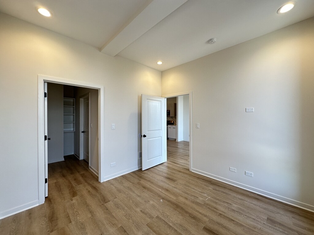 Building Photo - 6340 W Belmont Ave