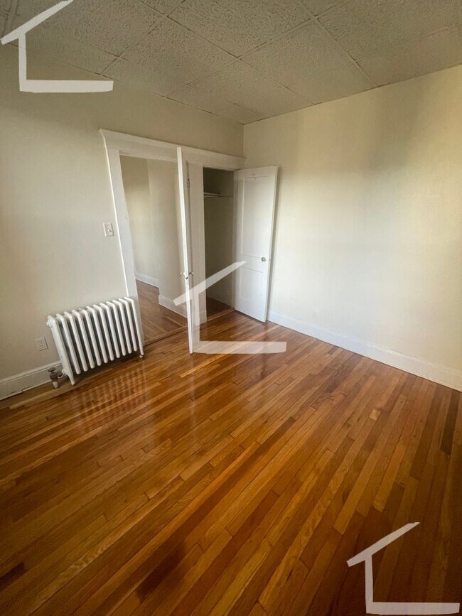 Building Photo - Avl NOW - No Fee! Split-style 2BR on Green...