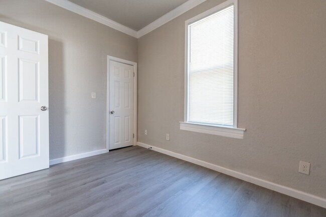 Building Photo - MOVE IN READY 2 Bedroom in the Heart of Oceanview!