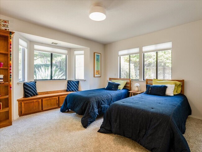 Building Photo - 271 Twin Ridge Dr