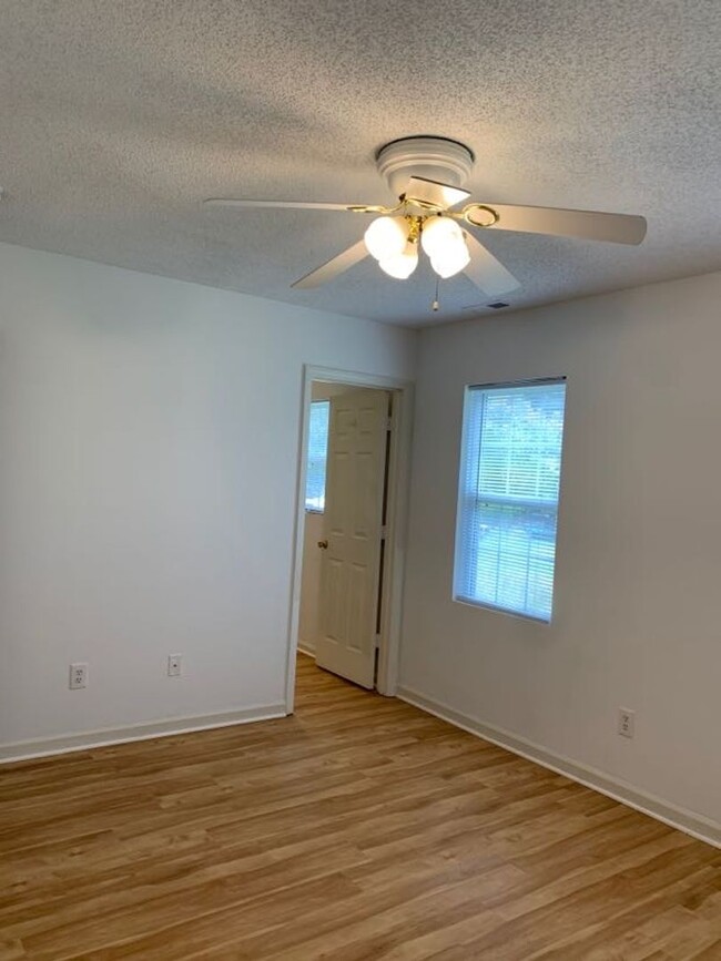 Building Photo - 1/2 OFF FIRST MONTHS RENT! 3 Bedroom 2 Bat...