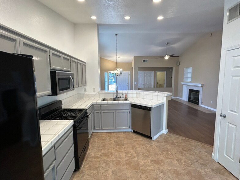 Building Photo - 8464 Banyon Tree Ct