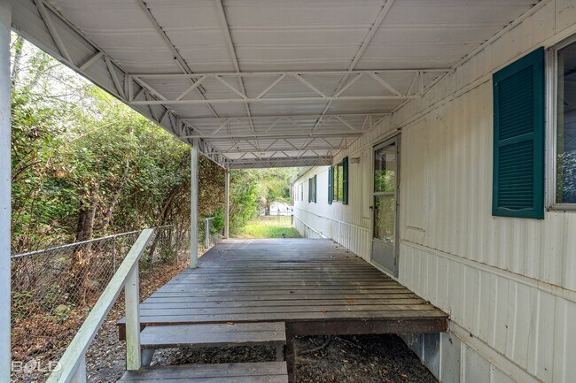 Building Photo - MOVE IN SPECIAL HALF OFF FIRST MONTHS RENT