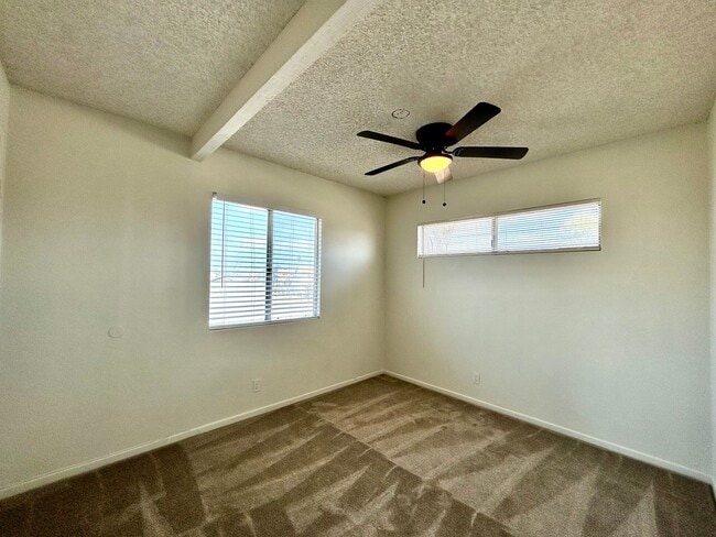 Building Photo - 5 Bed, 2 Bath in Otay Mesa!