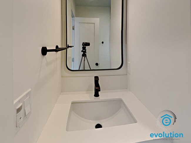 Building Photo - 3831-3835 3rd Avenue - 3835 3rd Ave Apt 1