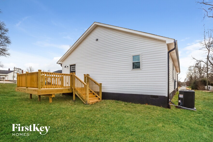 Building Photo - 621 E Mills Dr