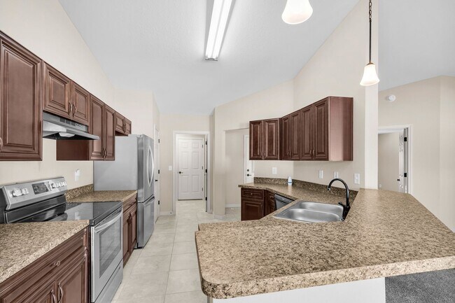 Building Photo - Large 4 Bedroom Rental!