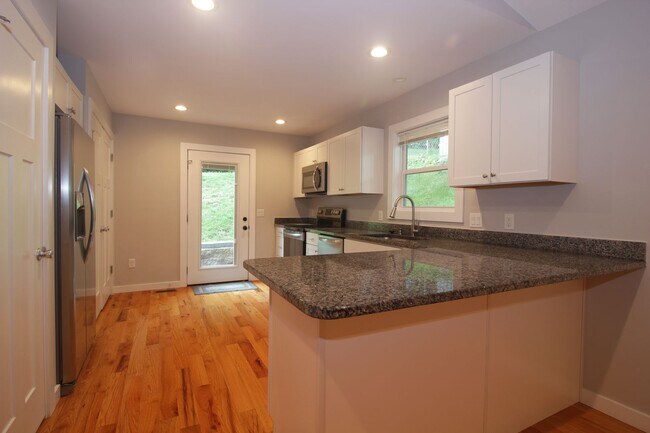 Building Photo - Newer Construction Close to Downtown Asheville