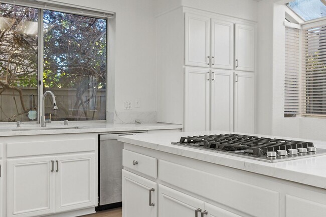 Building Photo - Spacious Vista Home