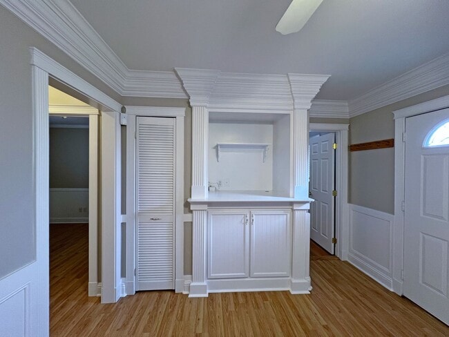 Building Photo - Charming and updated 2 bedroom, 1 bath bun...