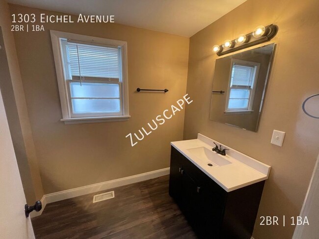 Building Photo - 1303 E Eichel Ave