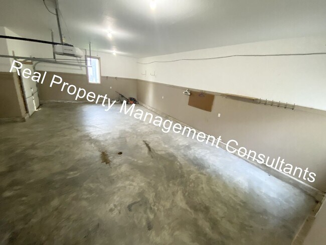 Building Photo - $1000 Move In Incentive on Lake Winnebago 3 Bedroom Home