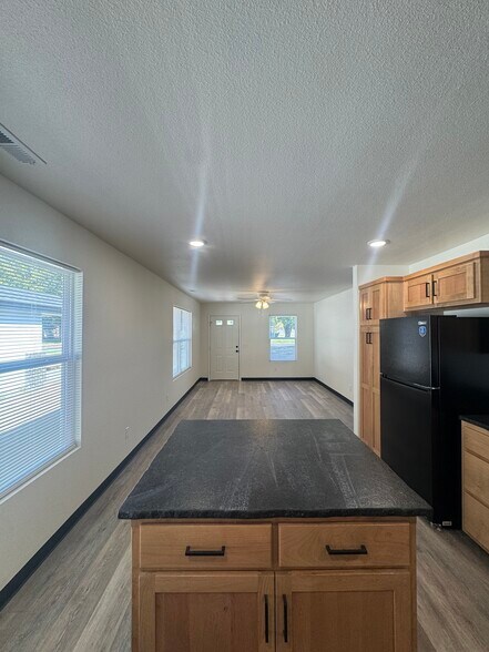Building Photo - 1018 E 10th St