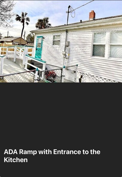 Building Photo - 136 S Oleander Ave