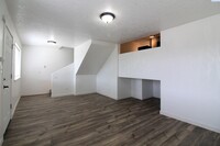 Building Photo - 2 Bed/1 Bath + an Office Unit Kennewick Tr...