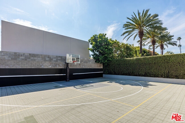 Building Photo - 618 N Beverly Dr