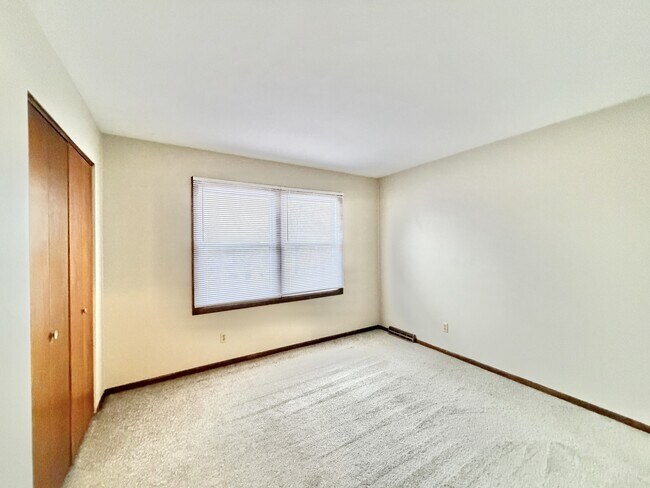 Building Photo - 1922 N Randall Ave