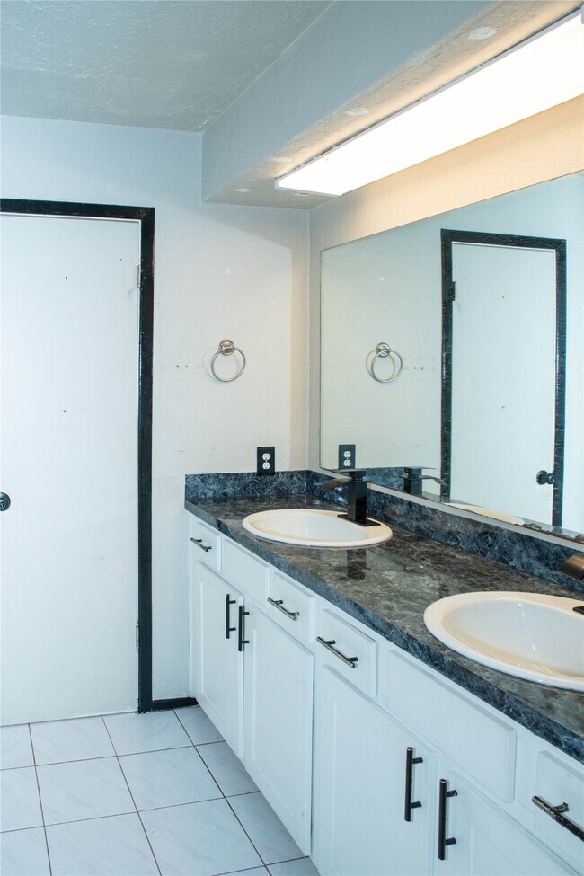 Building Photo - 6411 S Briar Bayou Dr