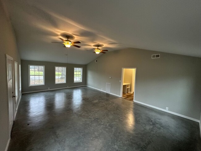 Building Photo - FOR LEASE - 3 bed, 2 bath, 1494 sqft singl...