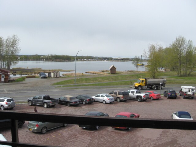 Building Photo - 3105 Lakeshore Dr