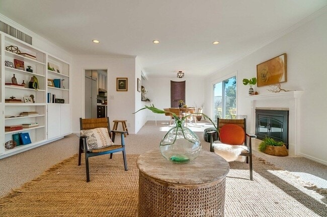 Building Photo - 1127 E Del Mar Blvd